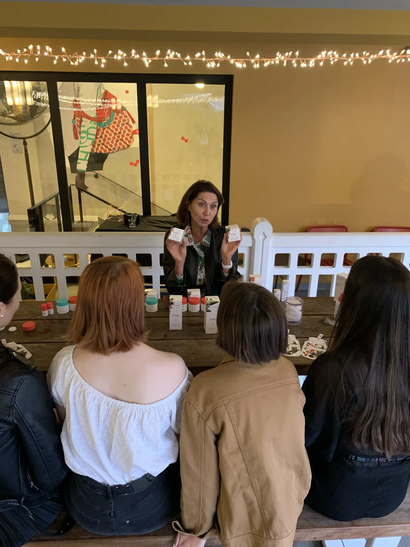 Les équipes Clarins présentent les produits aux participantes
