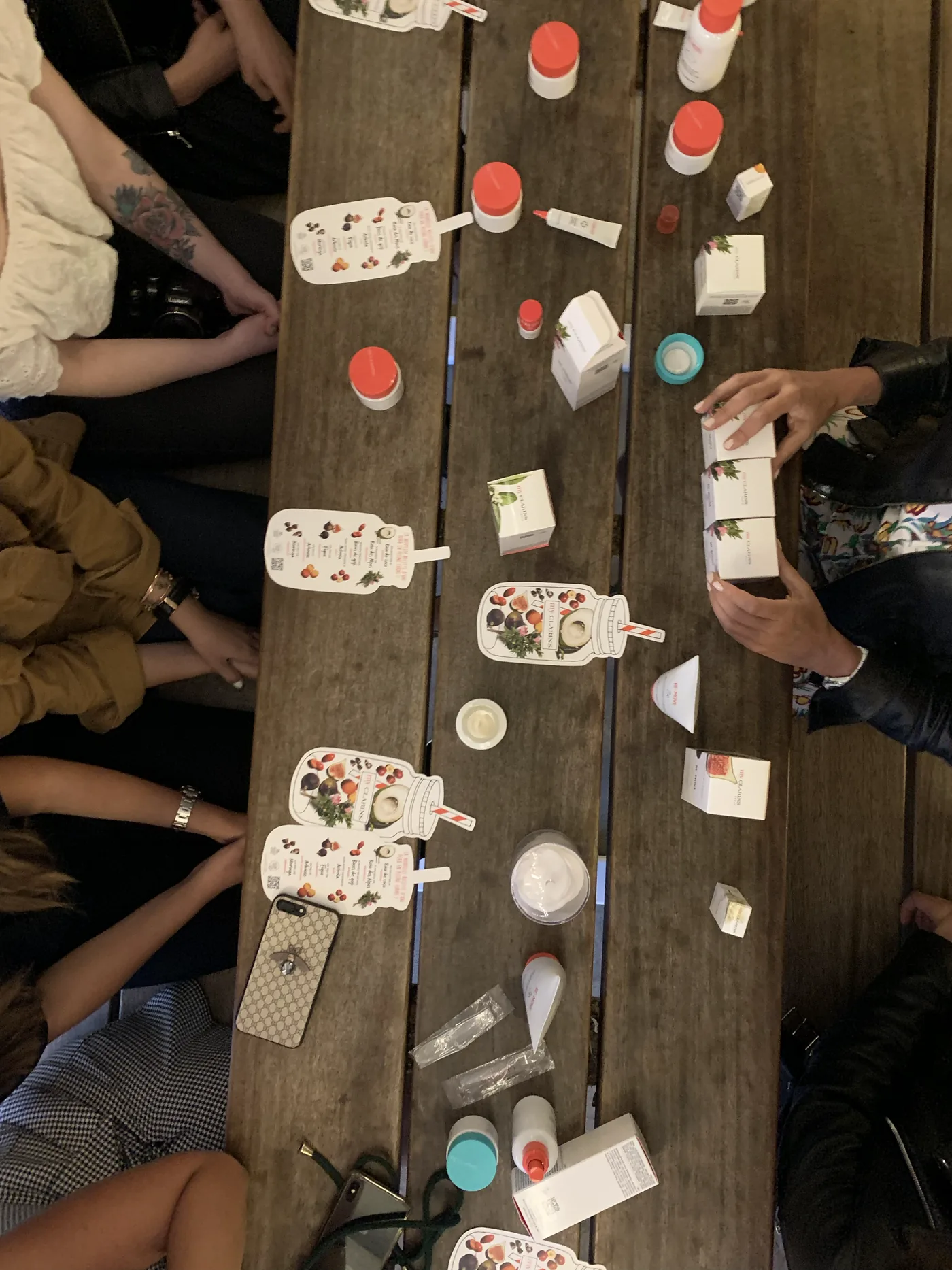 Atelier autour de la table de travail, vue de dessus
