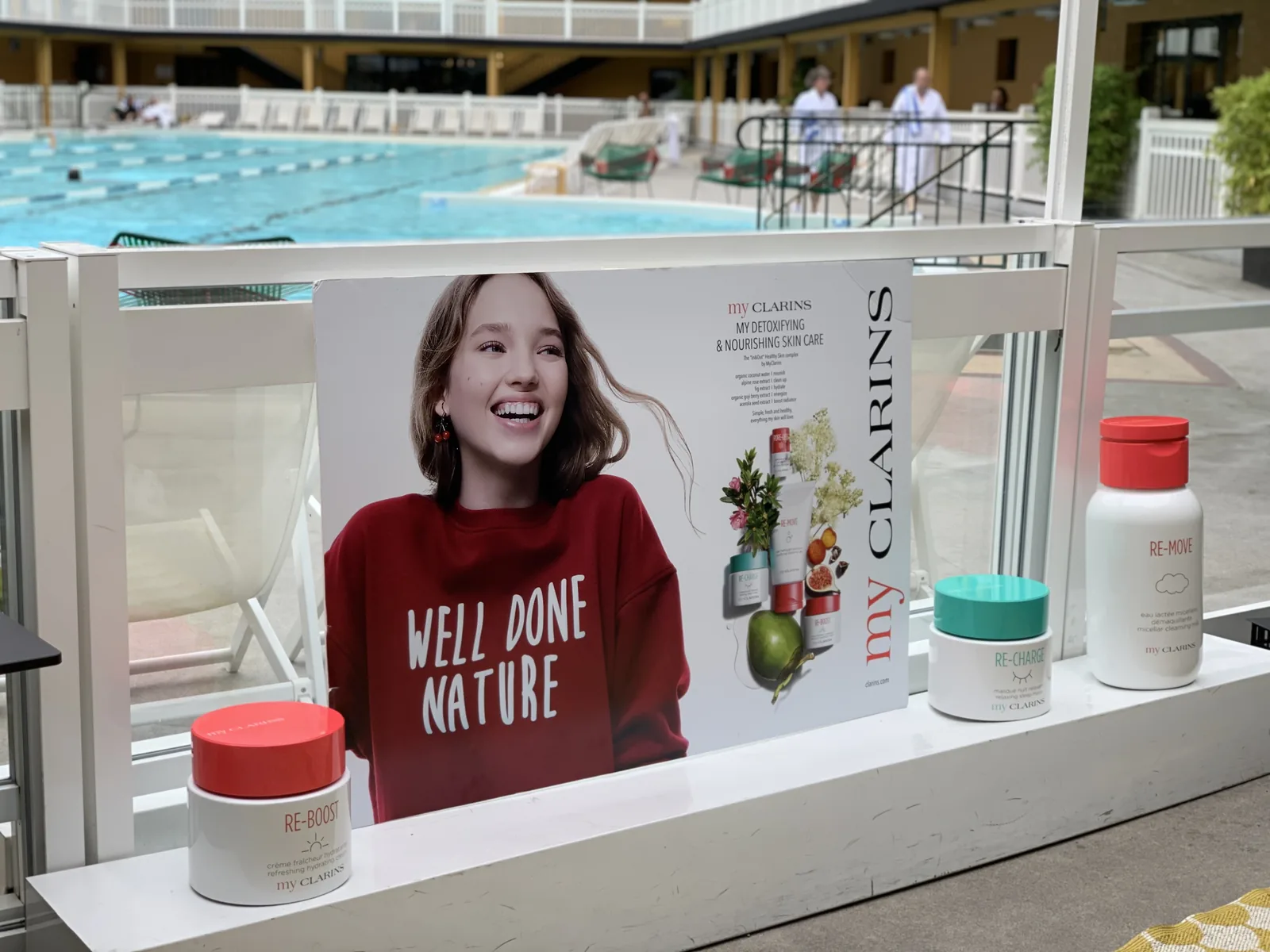 Le stand myClarins installé devant le bassin