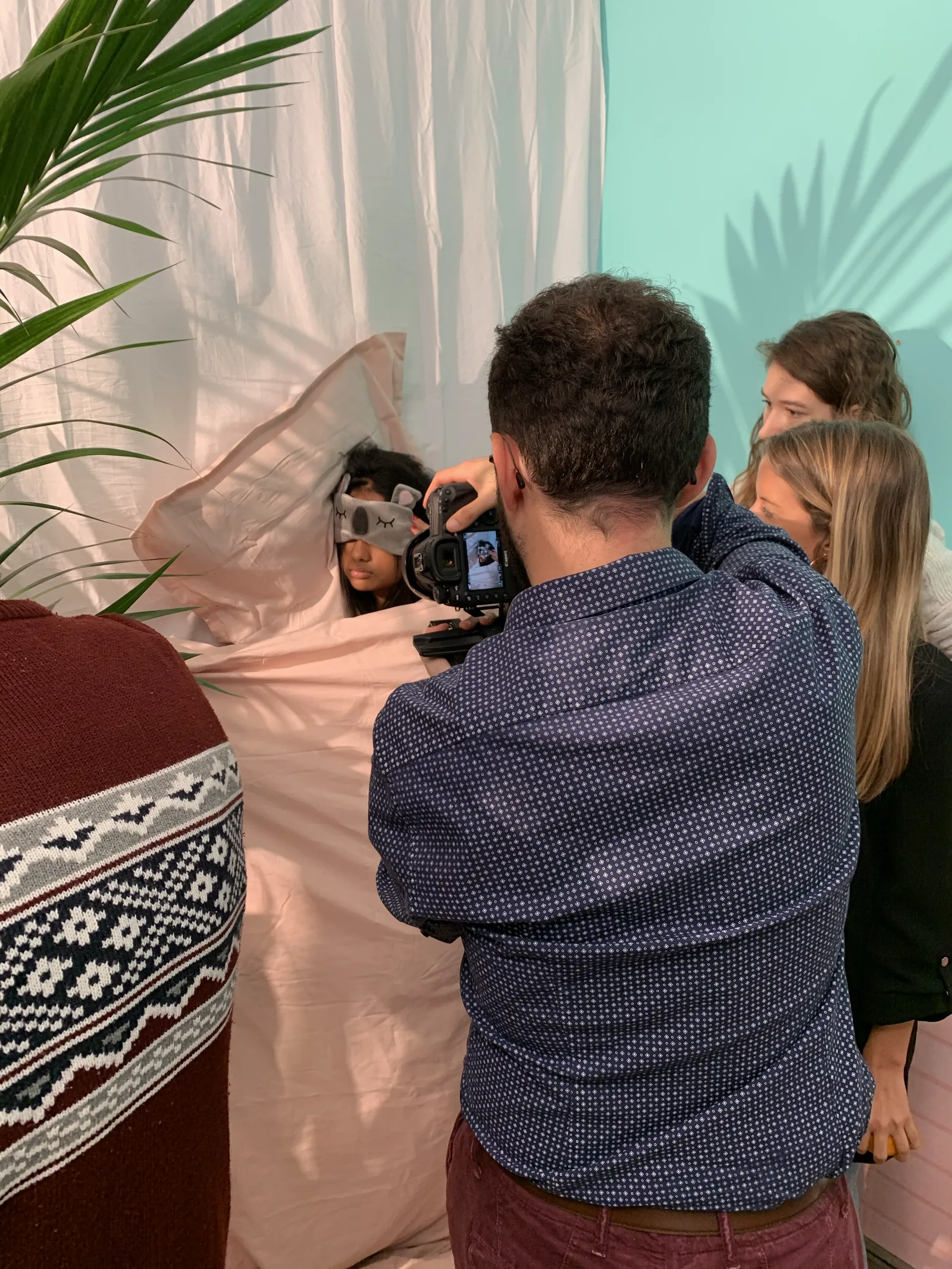 Photographe en train de cadrer une prise de vue sur le plateau