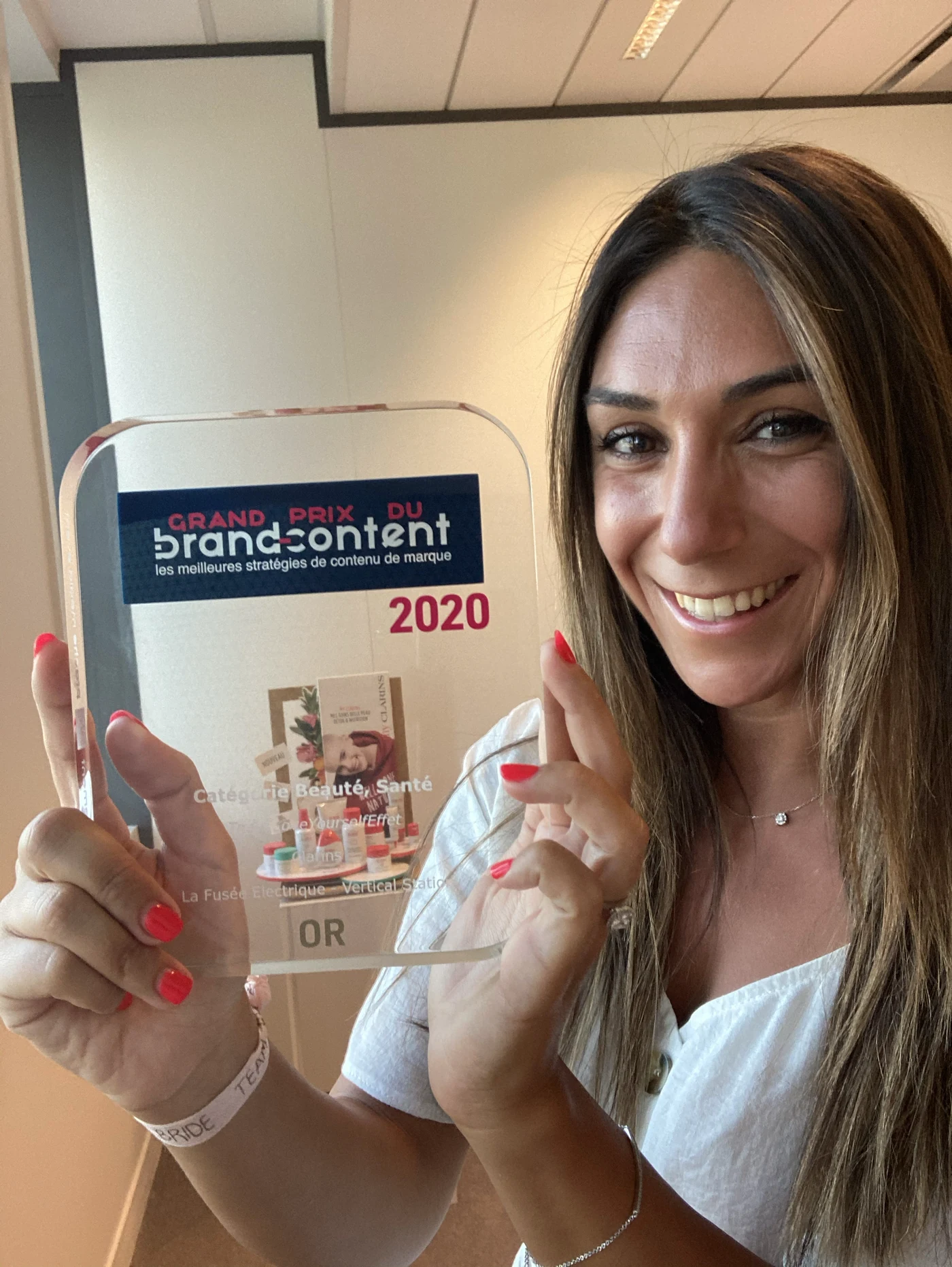 Le trophée d'Or du Grand Prix du Brand Content remis pour la campagne Clarins