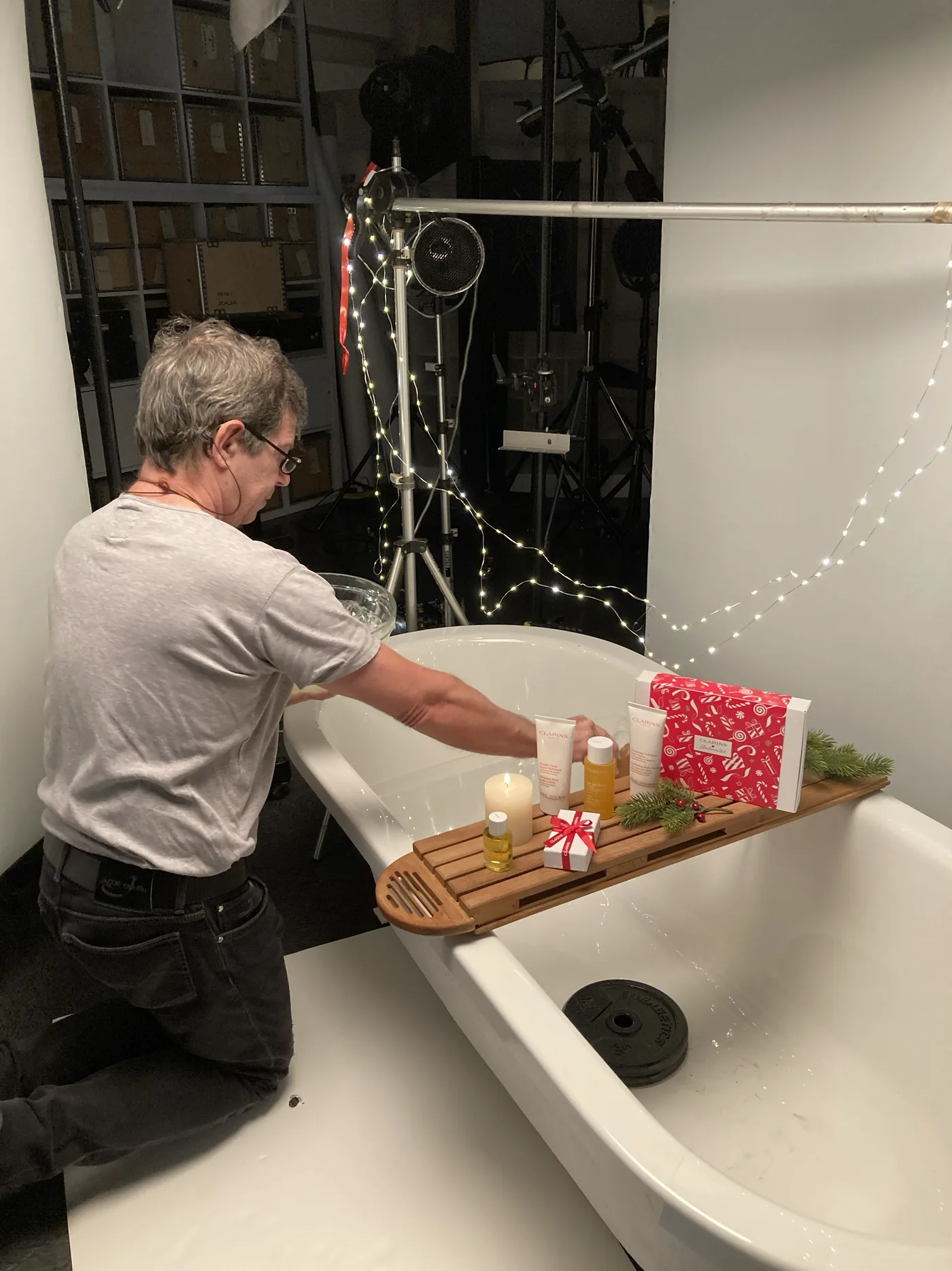 Installation d'un décor de bain pour une prise de vue