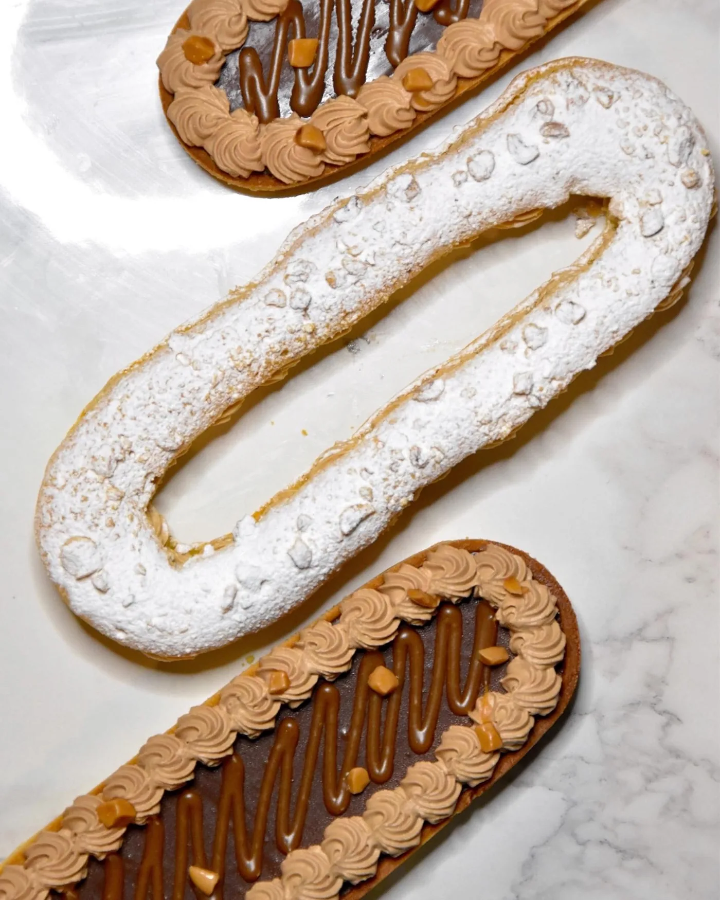 Deux éclairs vus de dessus sur un plan de marbre