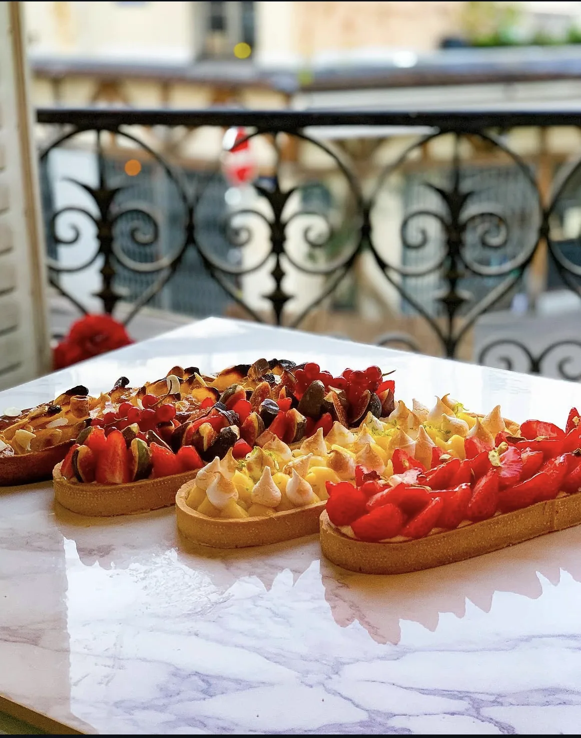 Des tartes longues alignées sur un balcon parisien