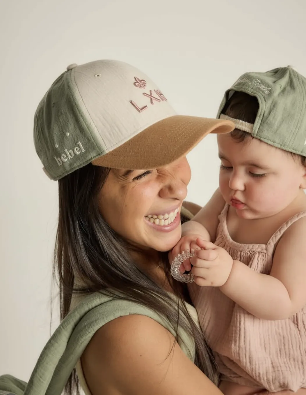 Une mère et son enfant, casquettes LXH assorties
