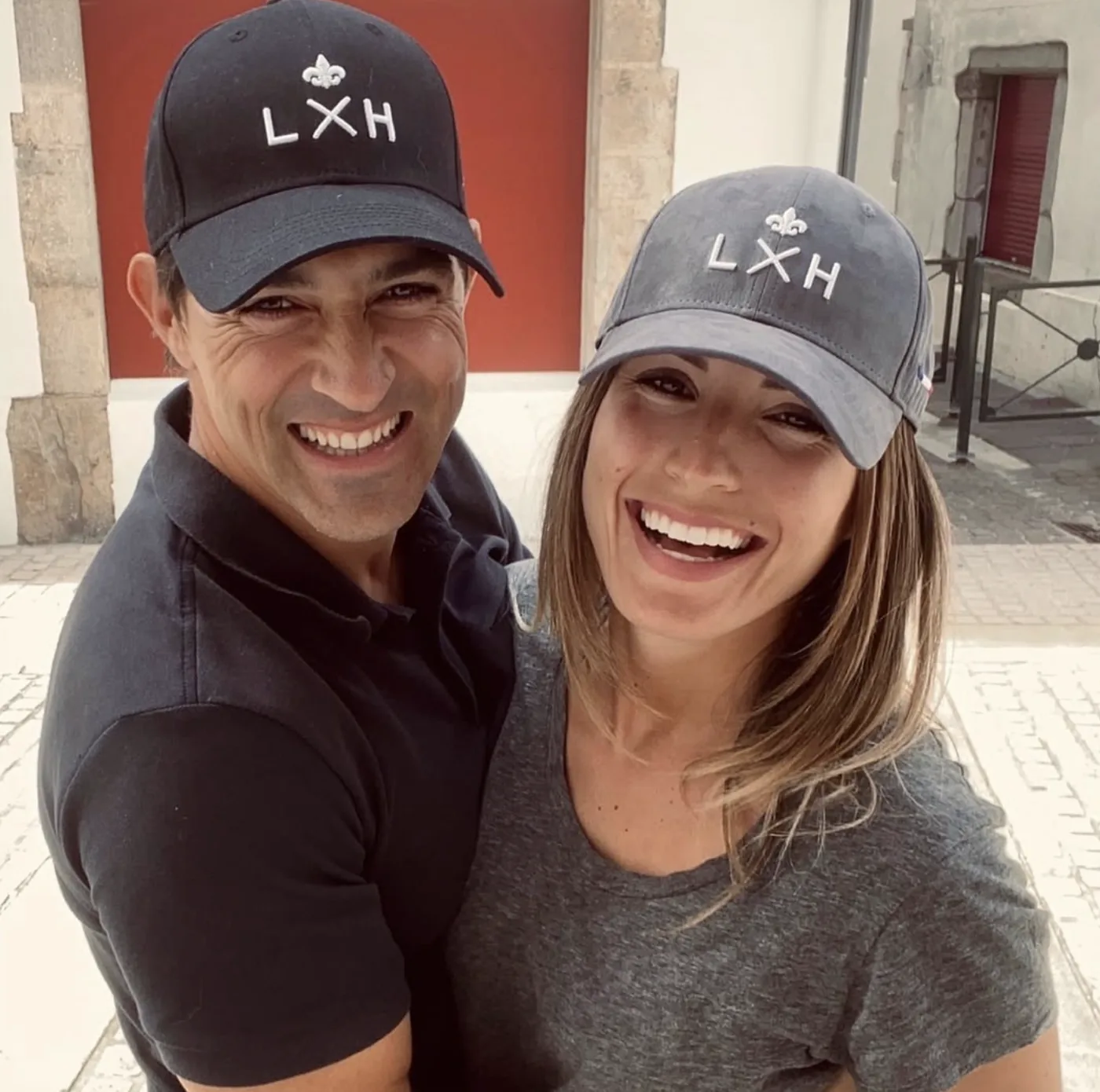 Un couple en ville, chacun sa casquette LXH