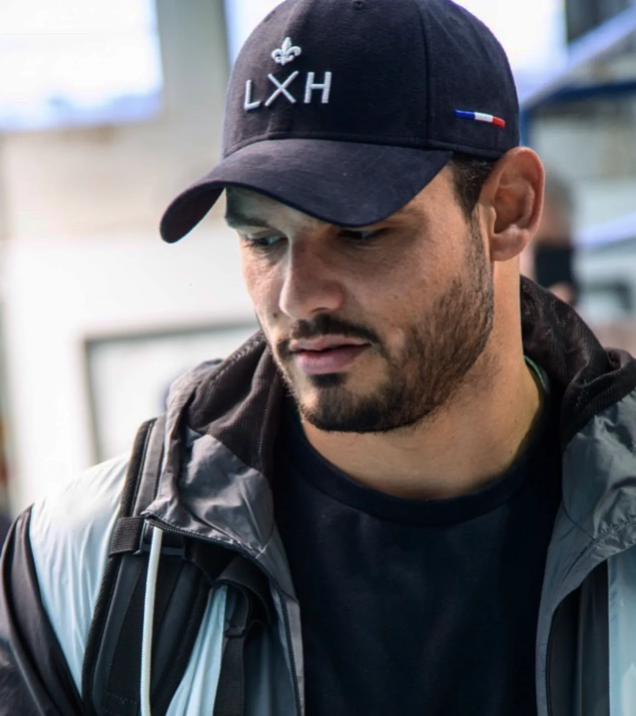 Portrait d'un homme en extérieur, casquette LXH bleu marine