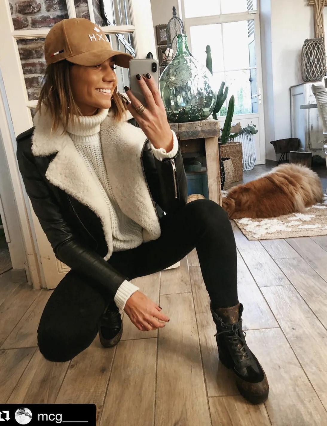 Une femme en intérieur, casquette LXH camel